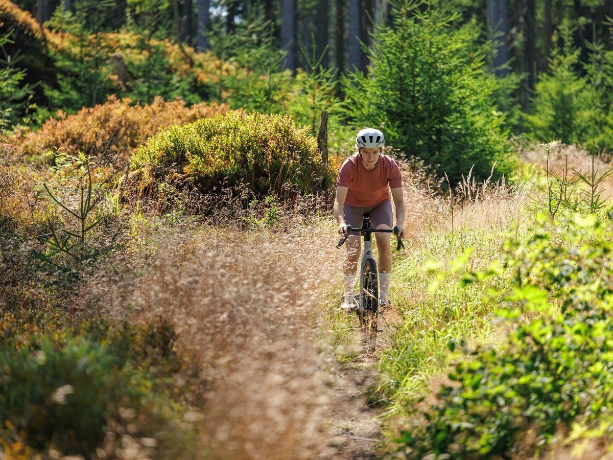 Gravelbike-Fahrer auf Schotterweg