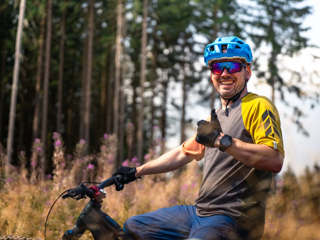 Mountainbiker nach einer Trailabfahrt am Inselsberg