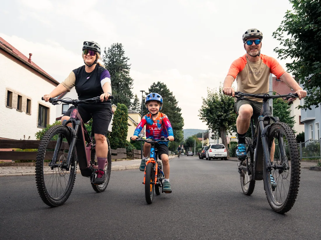 Familie unterwegs mit dem Rad in Bad Tabarz