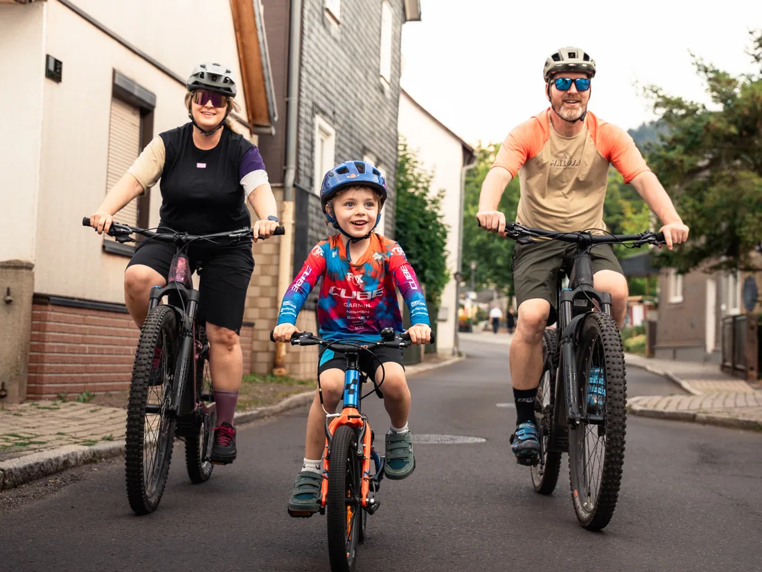 Familie auf E-Bikes unterwegs in Bad Tabarz