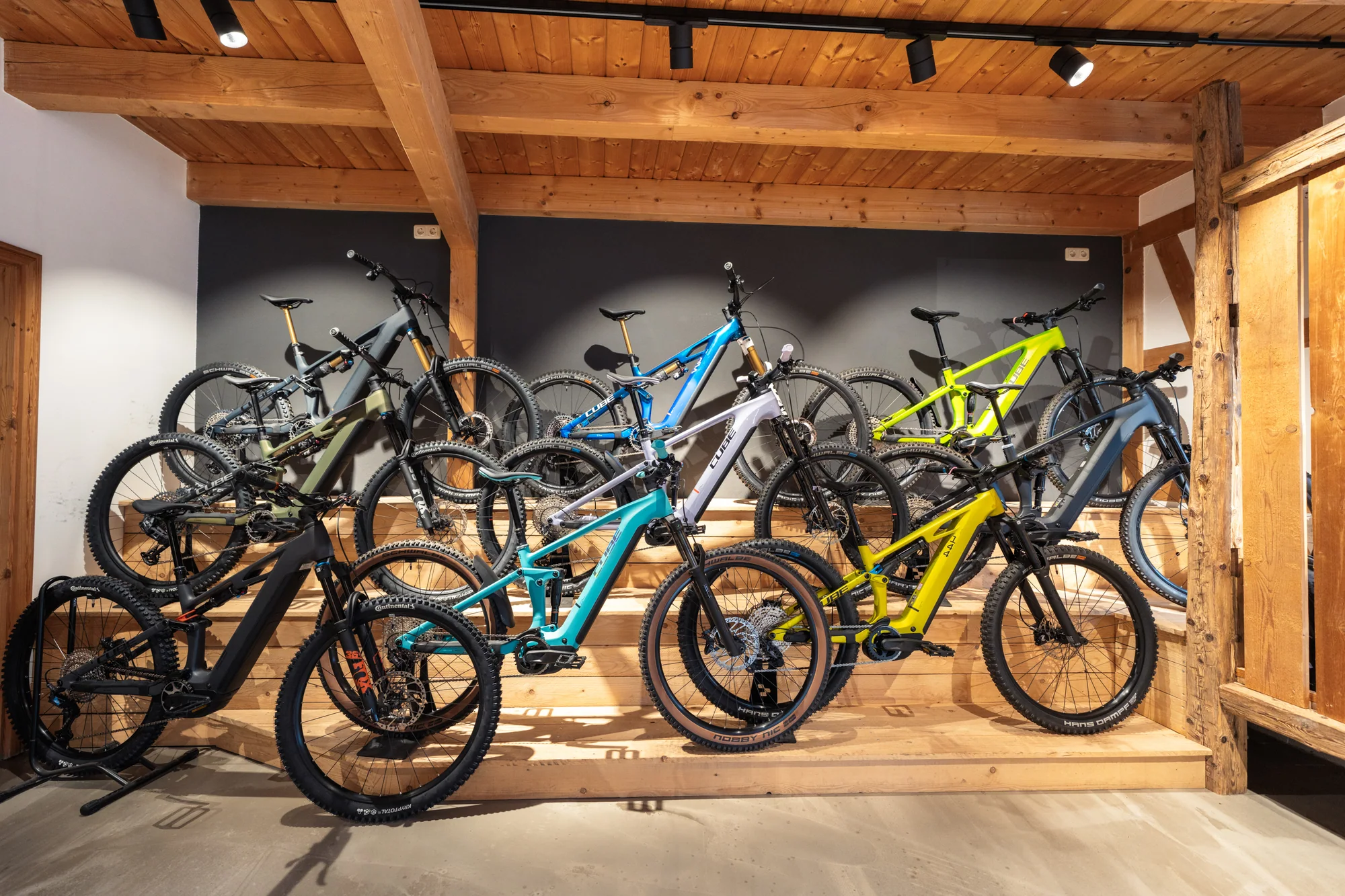 CUBE Bikes im Showroom von Fahrrad Schmidt in Bad Tabarz