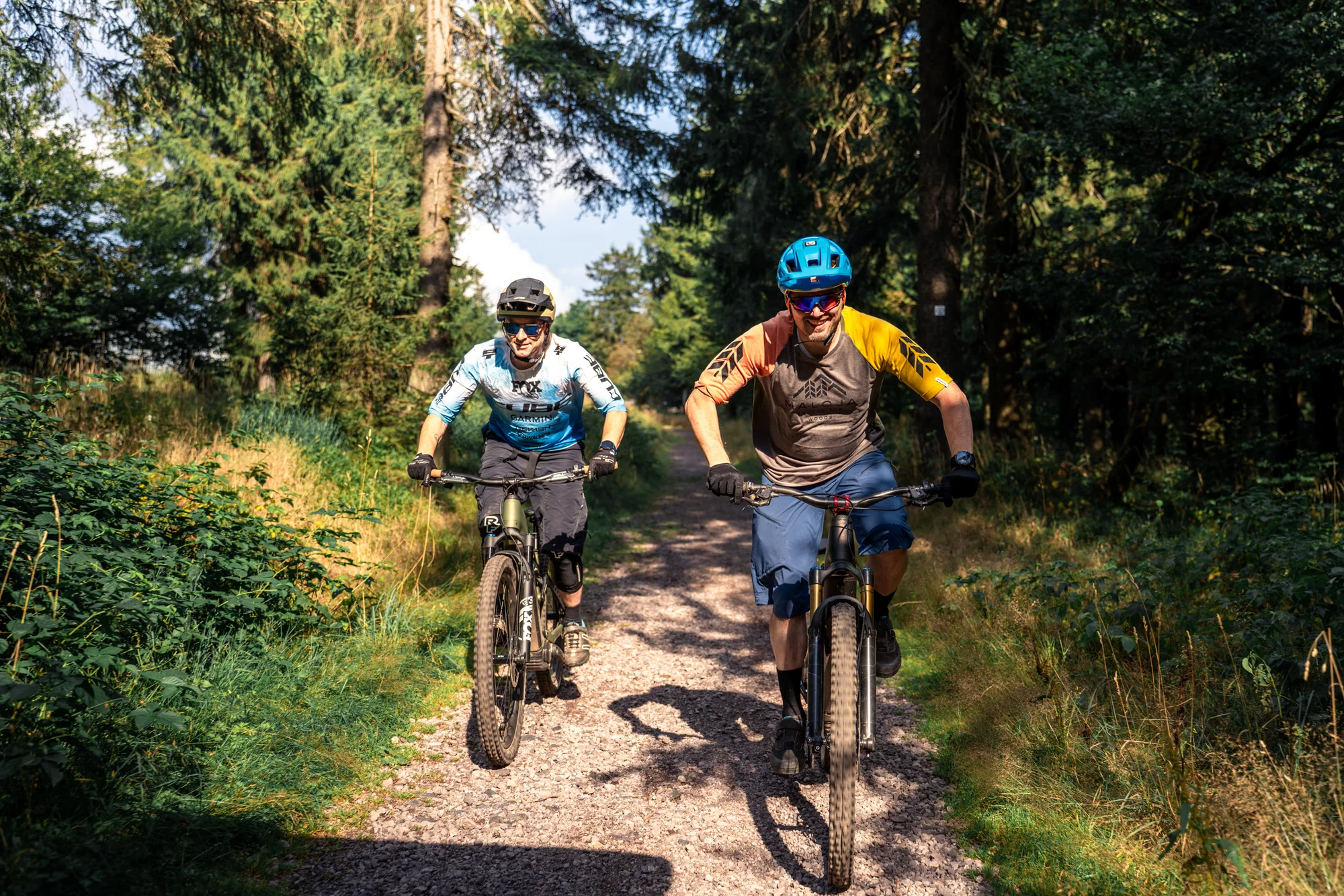 Zwei Mountainbiker auf einem Waldweg bei Bad Tabarz