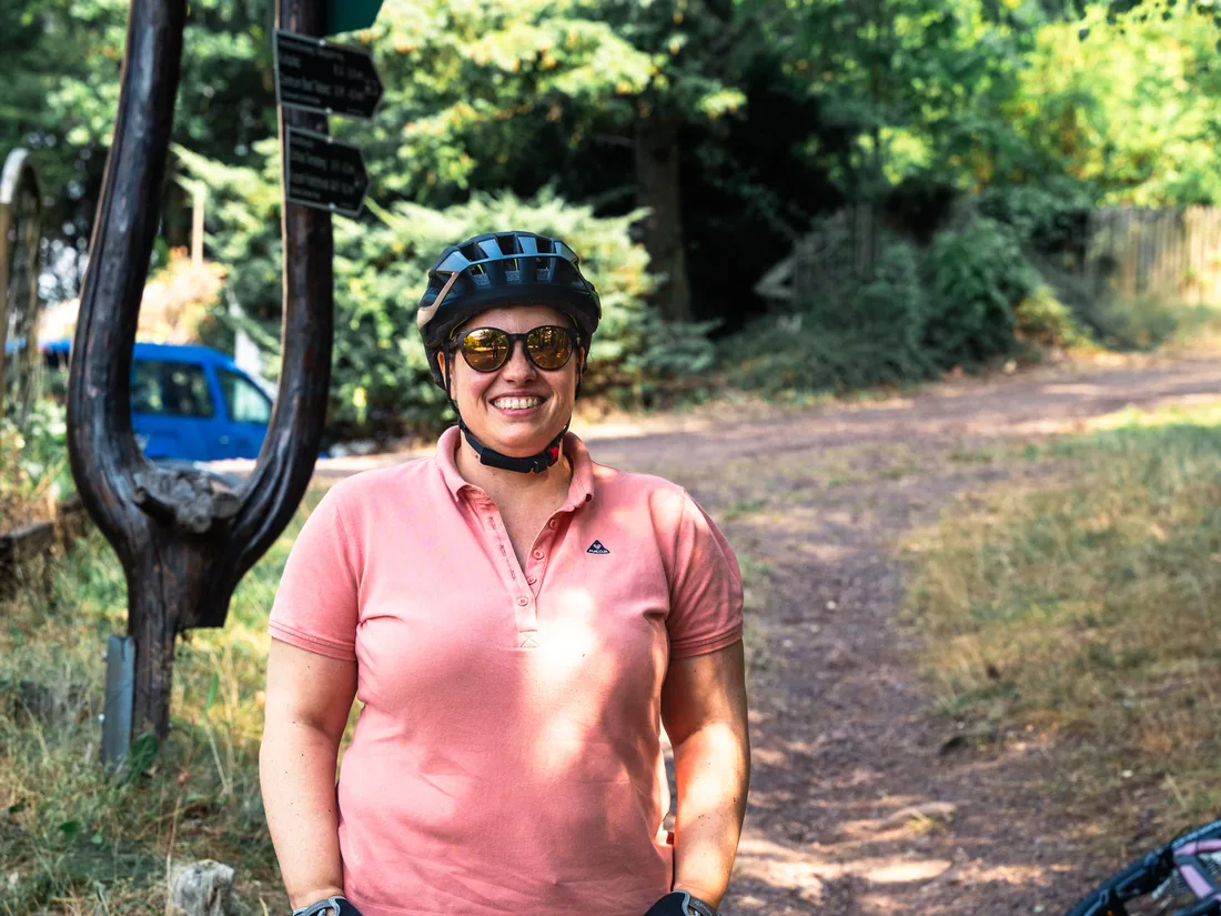 Kundin mit ihrem Bike von Fahrrad Schmidt