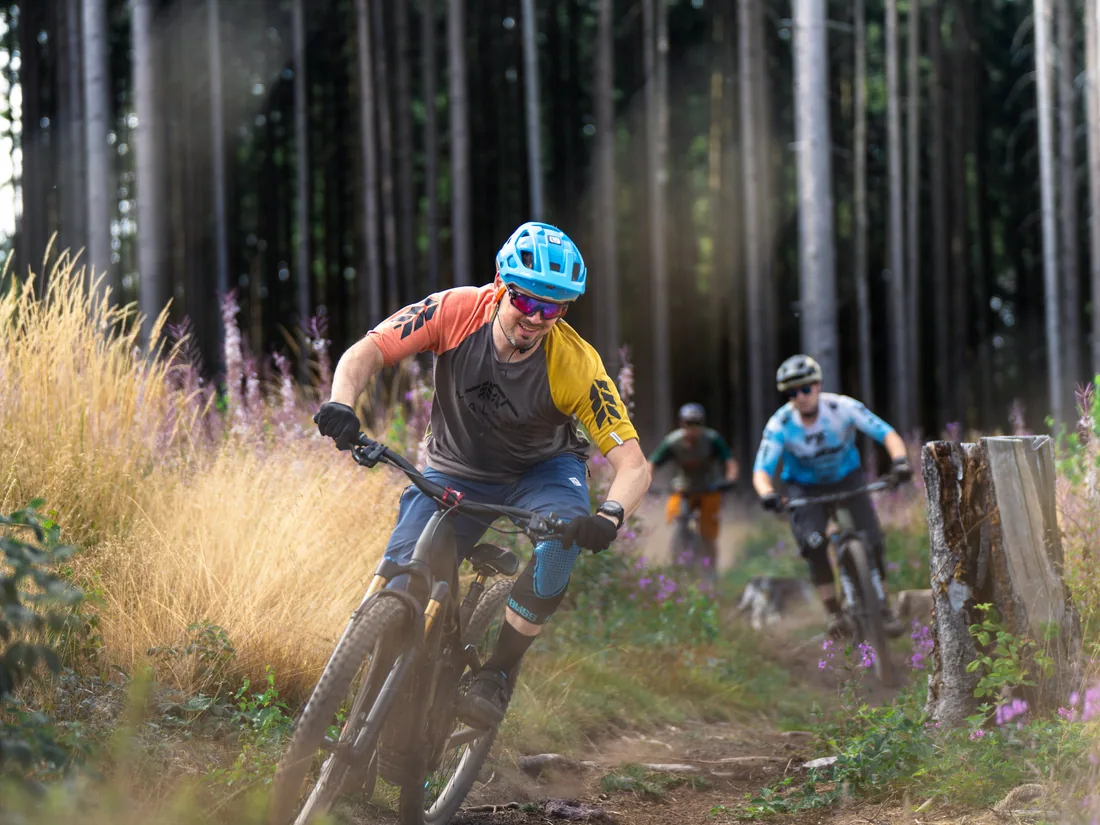 Mountainbiker auf einem Trail im Thüringer Wald