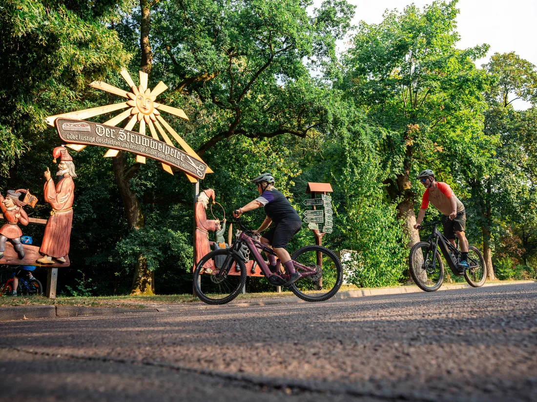 Radfahrer am Ortseingang von Bad Tabarz