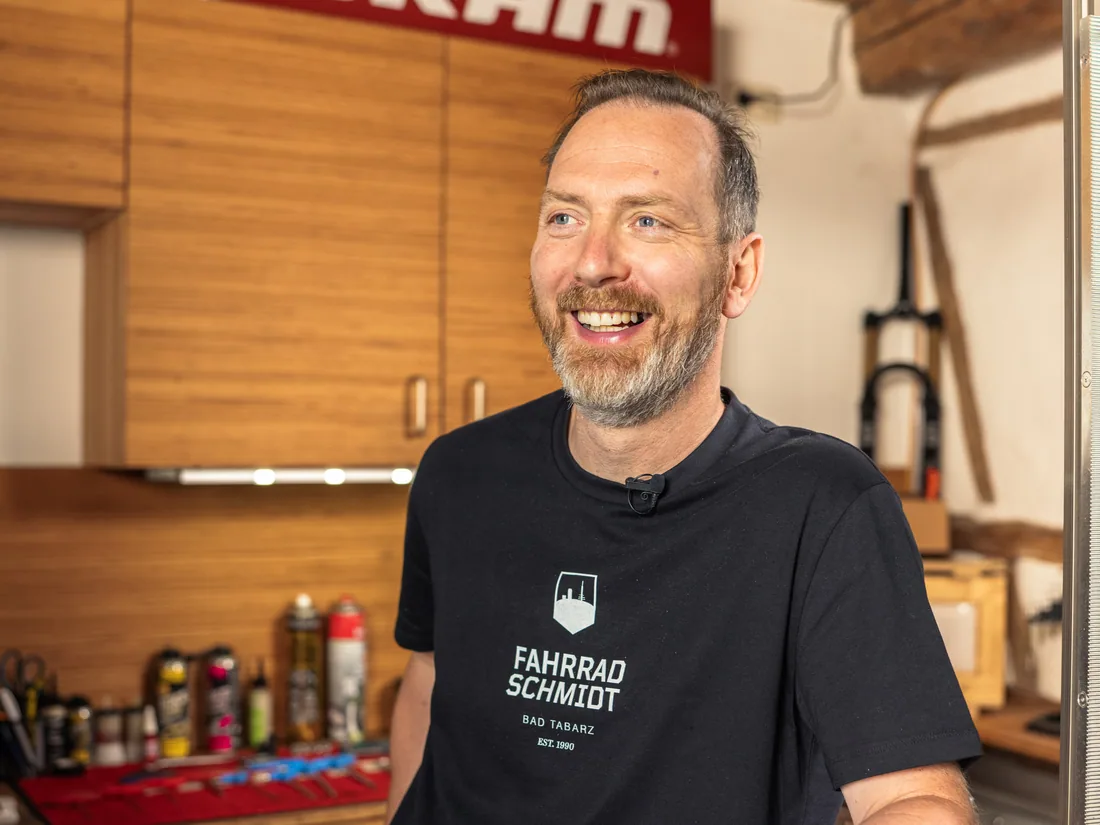 Zweiradmechatroniker in der Werkstatt von Fahrrad Schmidt
