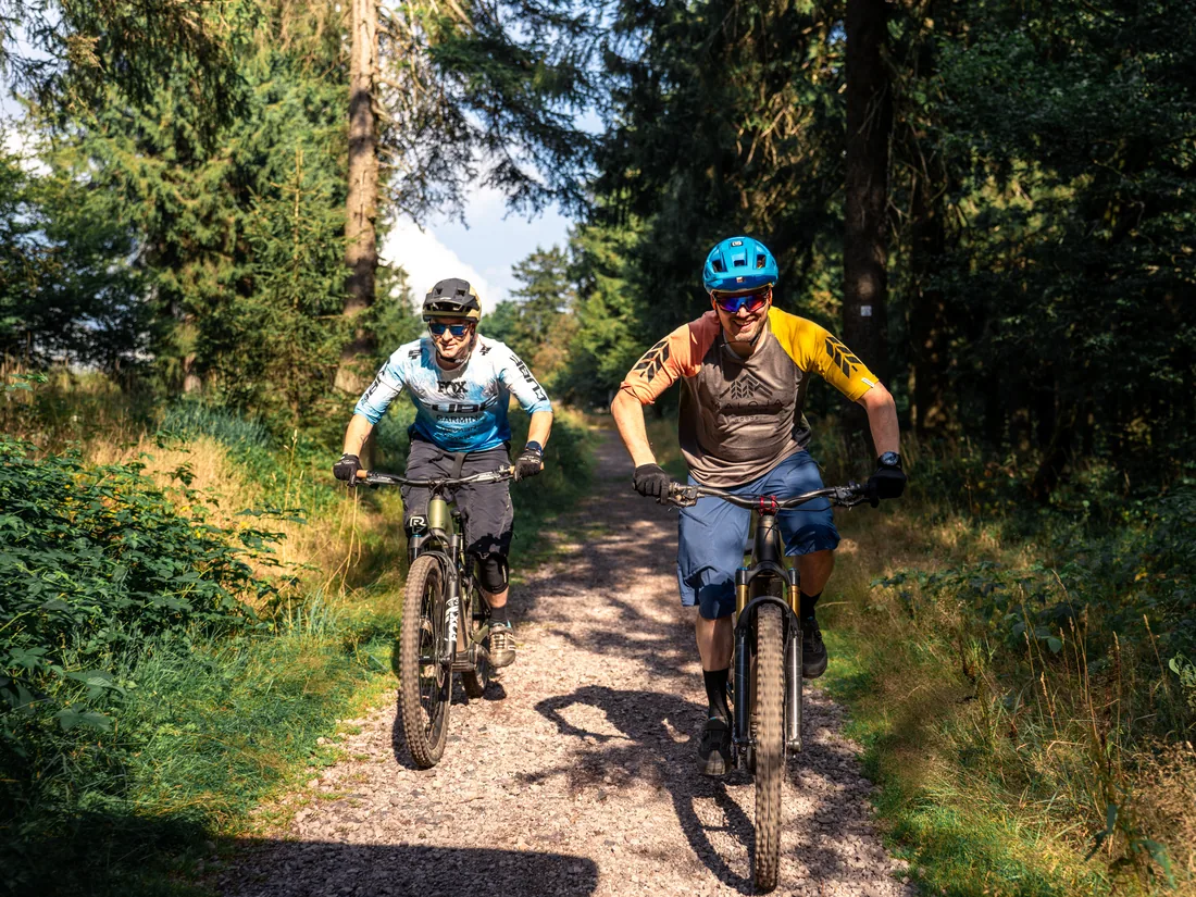 Zwei Mountainbiker auf einem Waldweg bei Bad Tabarz