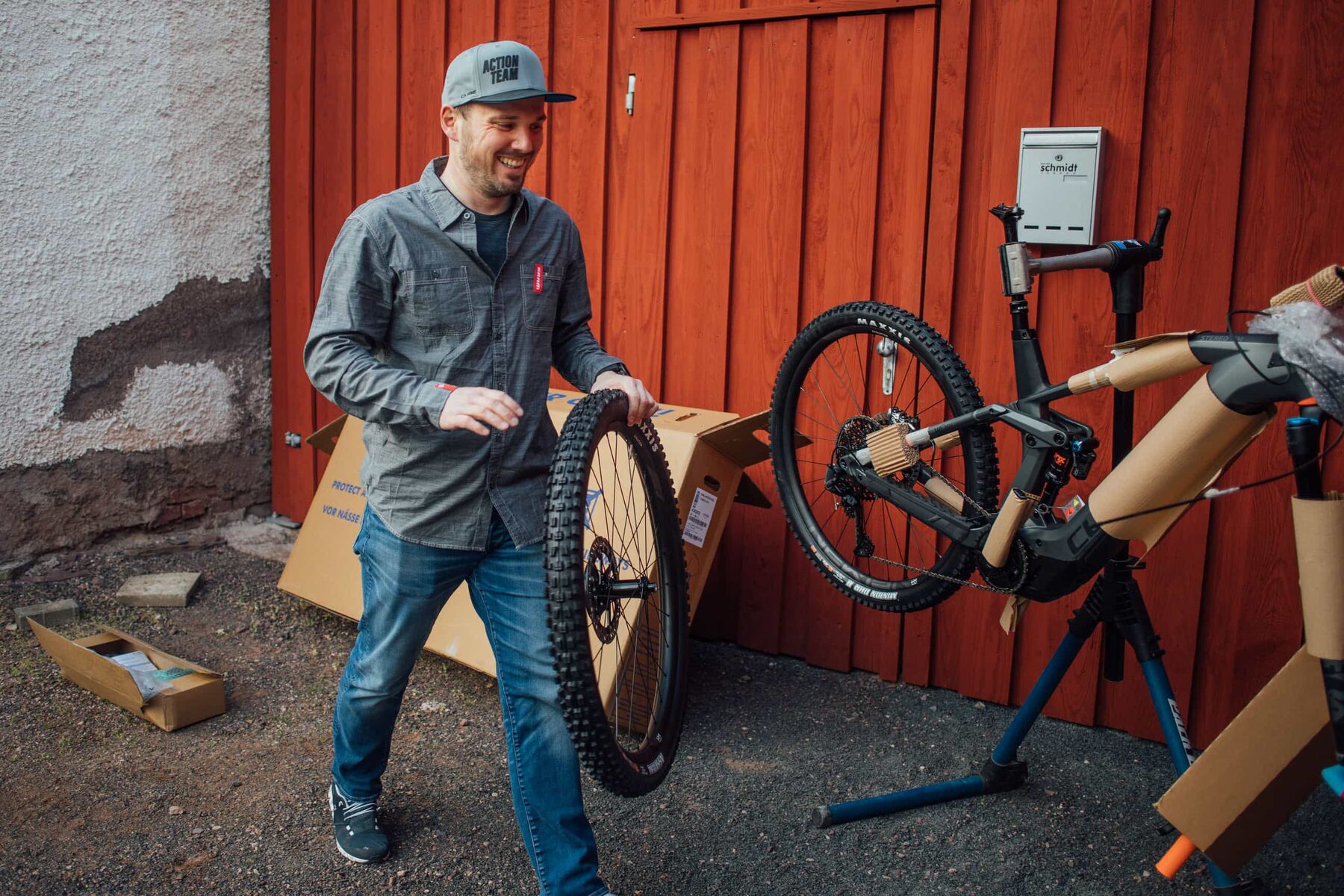 Mechaniker bei der Fahrrad-Reparatur in der Werkstatt von Fahrrad Schmidt in Bad Tabarz