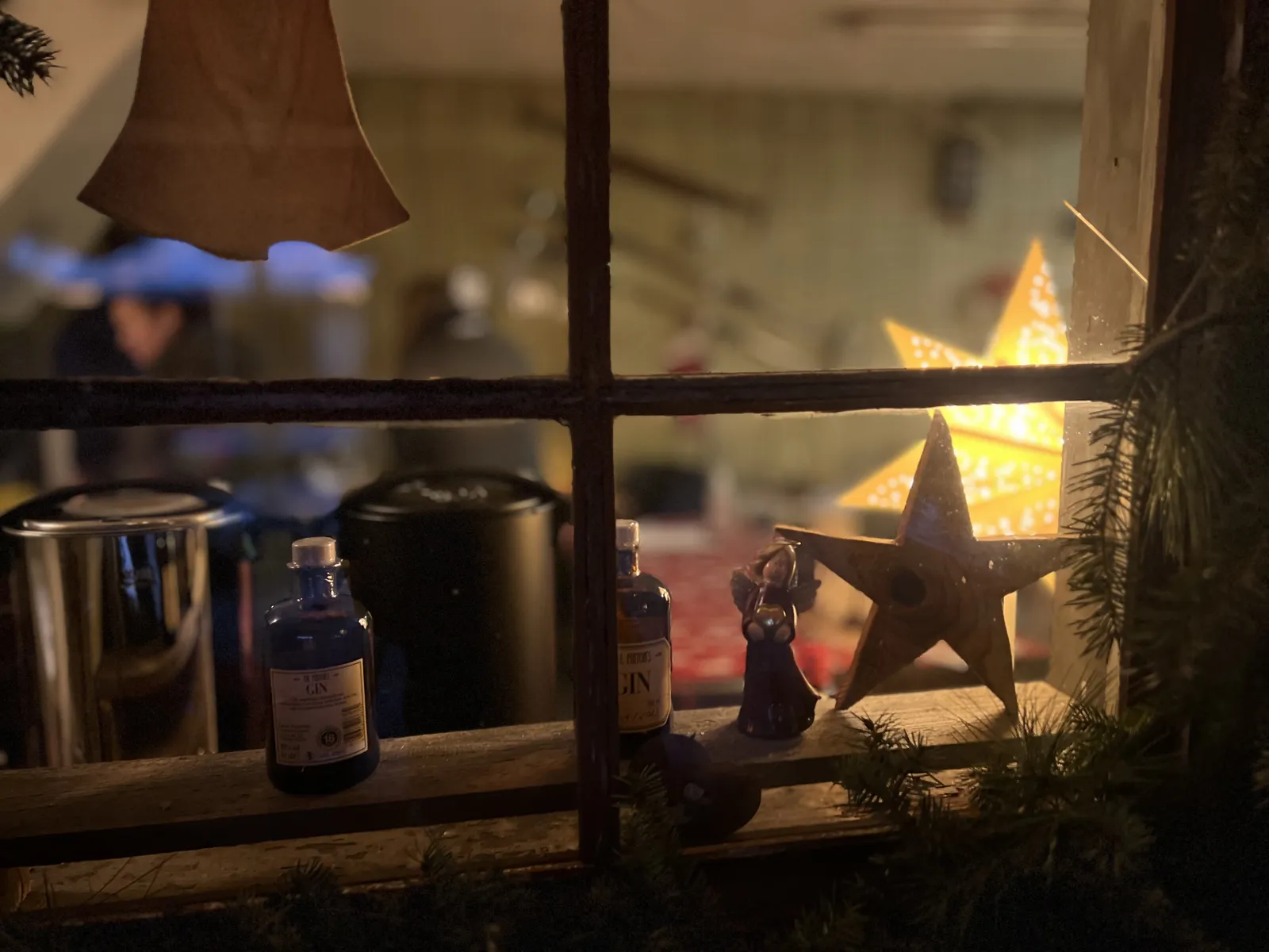 Leuchtender Stern im Fenster bei Weihnachten im Hof