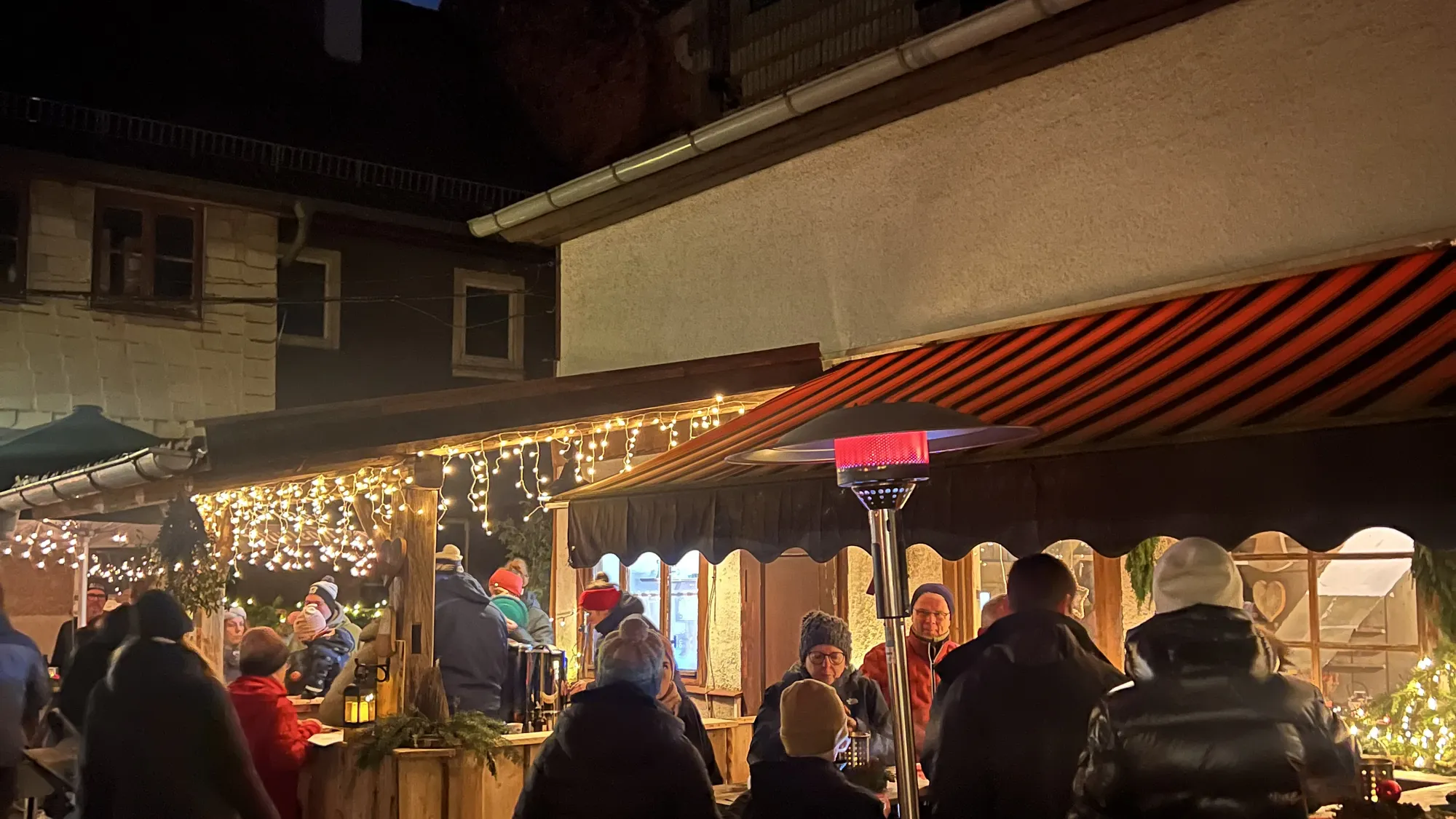 Weihnachten im Hof bei Fahrrad Schmidt in Bad Tabarz: Besucher zwischen Lichterketten und Ständen