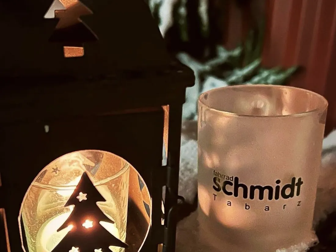 Laterne mit Tannenbaum-Motiv und Fahrrad-Schmidt-Becher