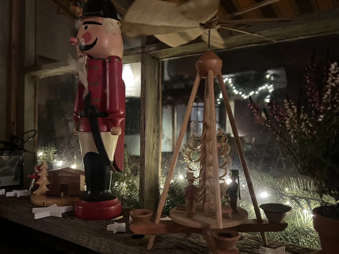 Nussknacker und Weihnachtspyramide unter dem Vordach